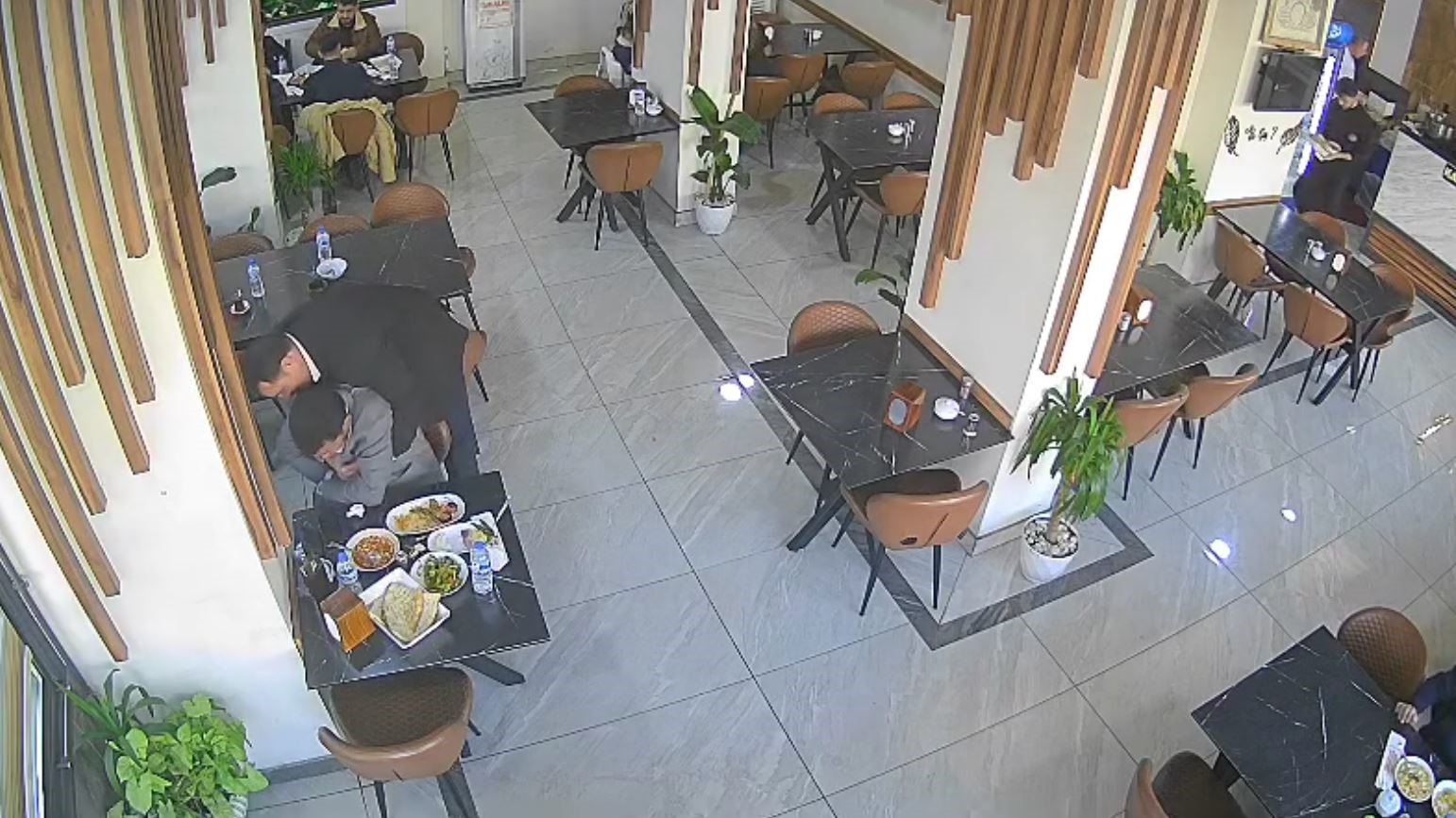 Boğazına lokma ka&ccedil;an m&uuml;şteri, heimlich manevrasıyla kurtarıldı
