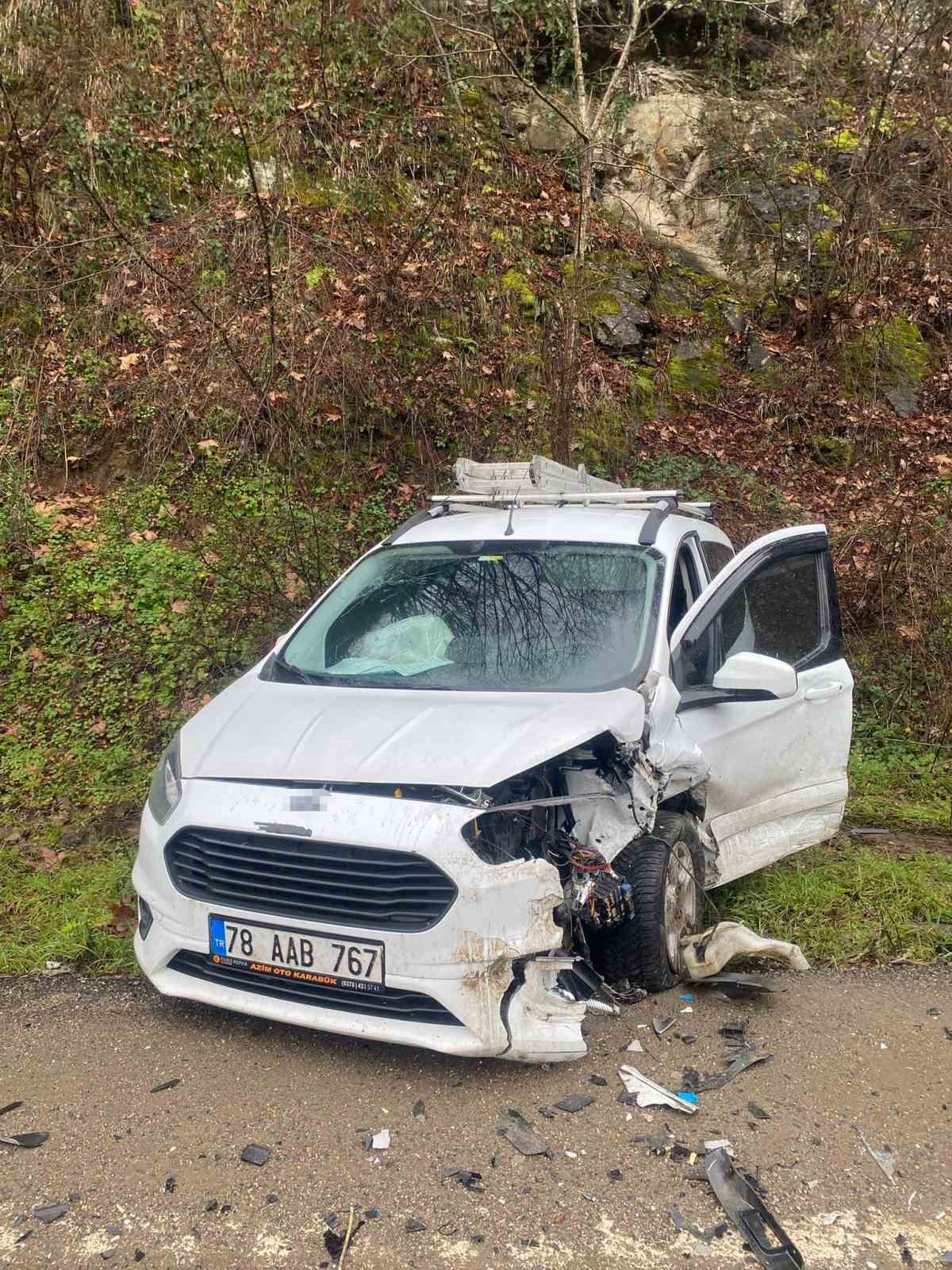 Karab&uuml;k&rsquo;te iki otomobil kafa kafaya &ccedil;arpıştı: 5 yaralı
