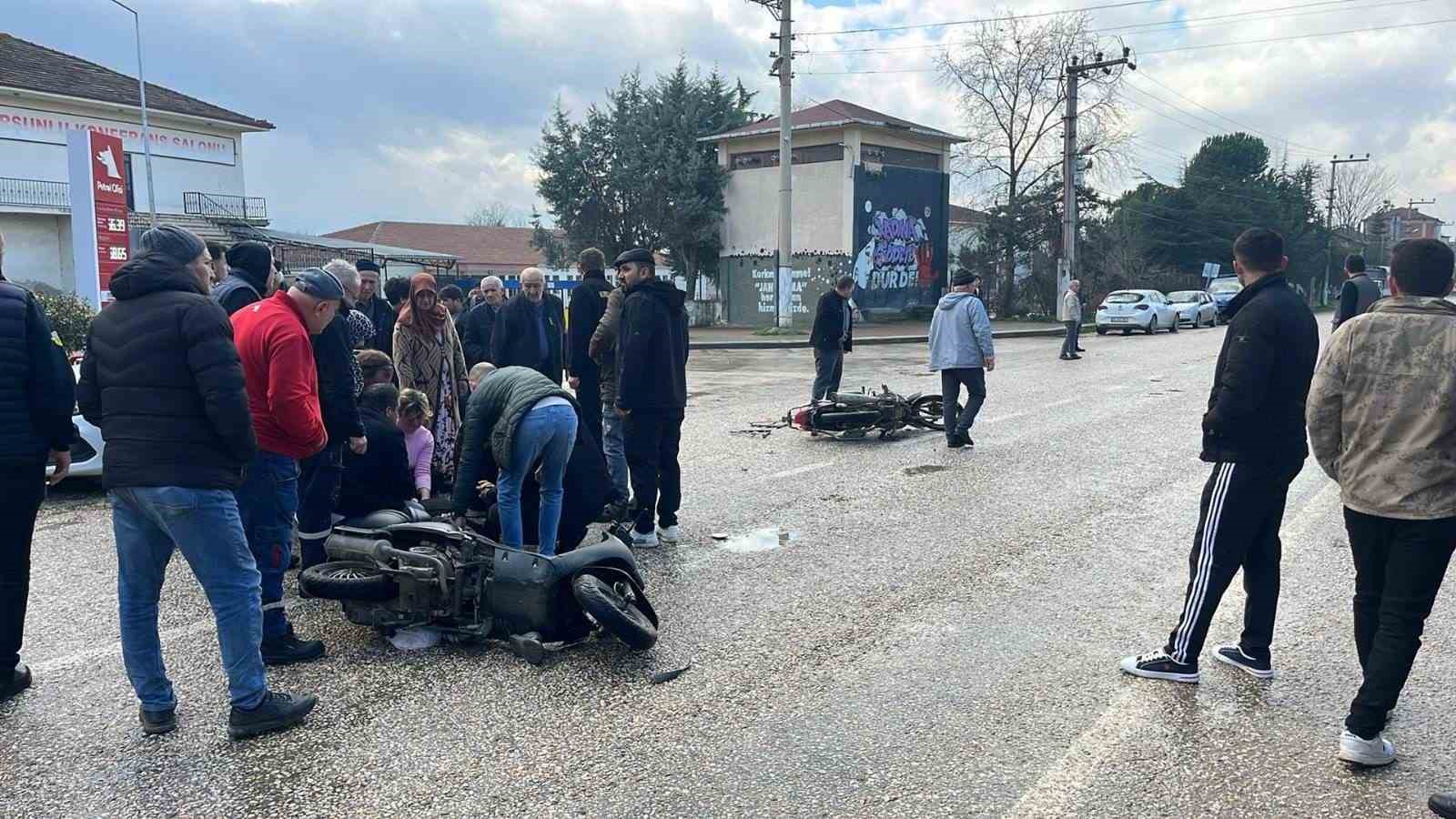 Bursa&rsquo;da motosikletler kafa kafaya &ccedil;arpıştı 1&rsquo;i ağır 2 yaralı
