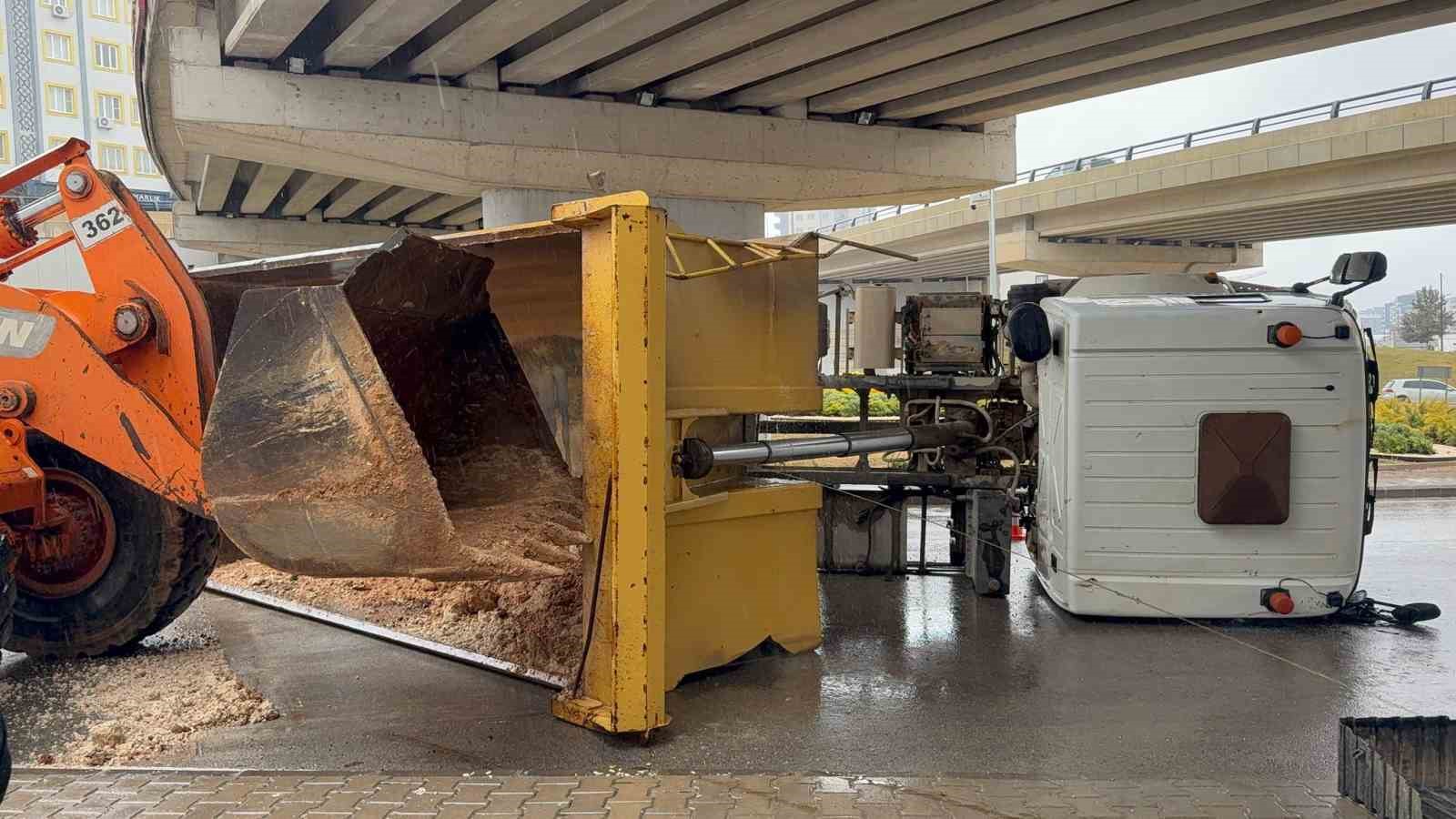 Gaziantep&rsquo;te damperi k&ouml;pr&uuml;ye &ccedil;arpan kamyon yan yattı
