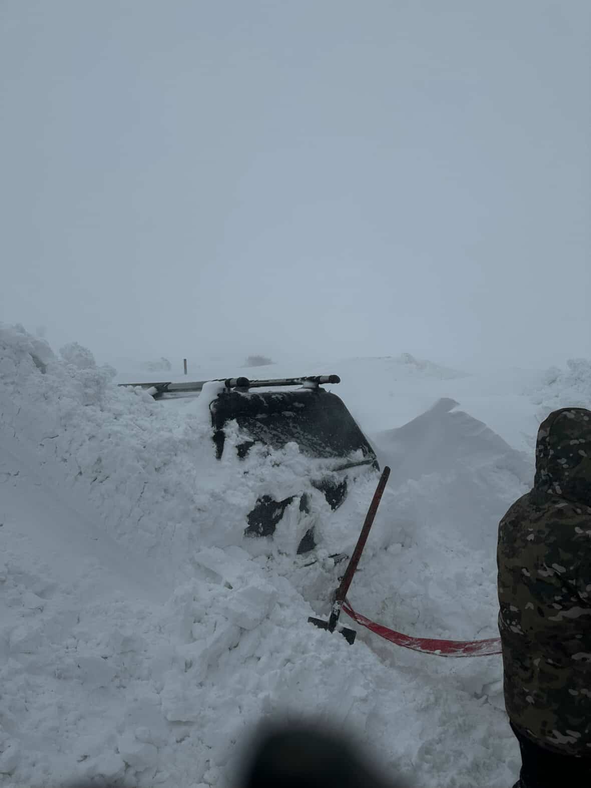 Kar kalınlığı 2 metreyi buldu, ara&ccedil;lar kara g&ouml;m&uuml;ld&uuml;
