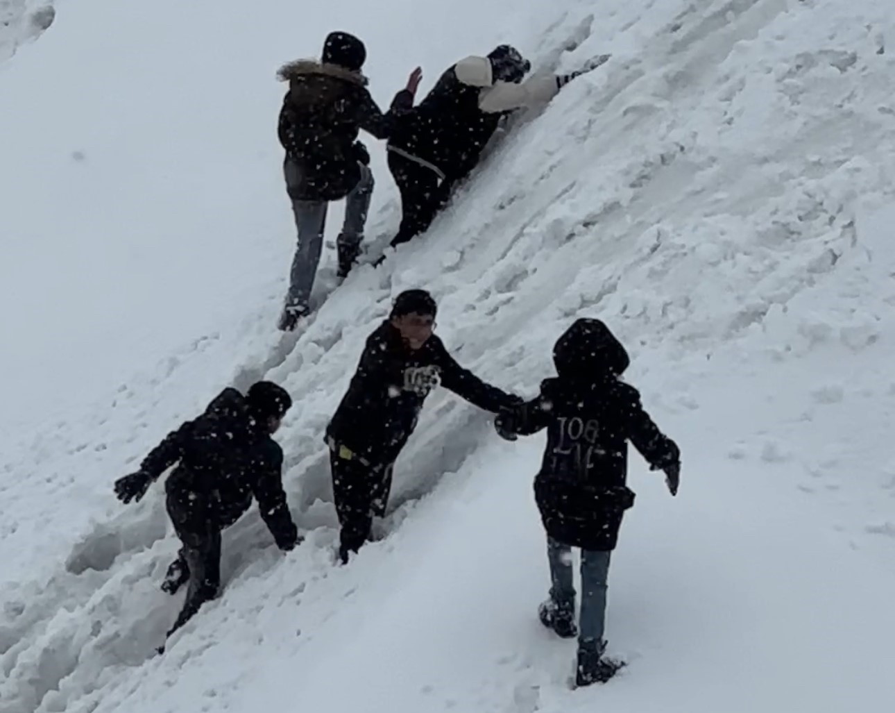Yüksekova’da tepsiler kızak oldu, karlı yamaçlar oyun alanına dönüştü