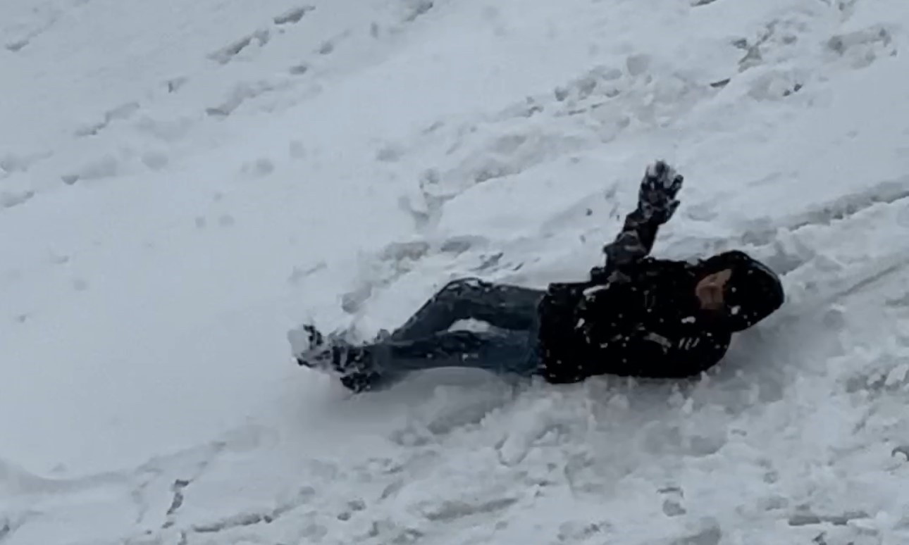 Y&uuml;ksekova&rsquo;da tepsiler kızak oldu, karlı yama&ccedil;lar oyun alanına d&ouml;n&uuml;şt&uuml;
