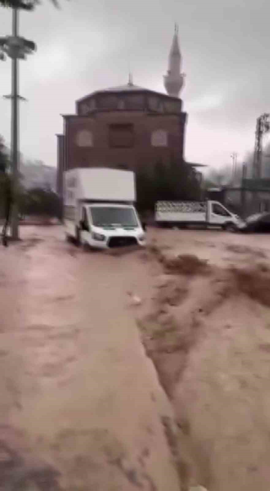 Hatay&rsquo;da sağanak sele neden oldu, yollar g&ouml;le d&ouml;nd&uuml;
