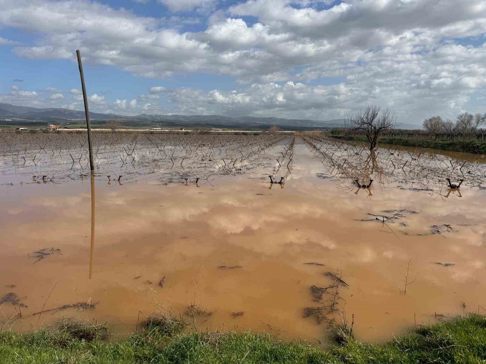 Manisa’da nehir taştı, mahsur kalan vatandaşlar traktörlerle kurtarıldı