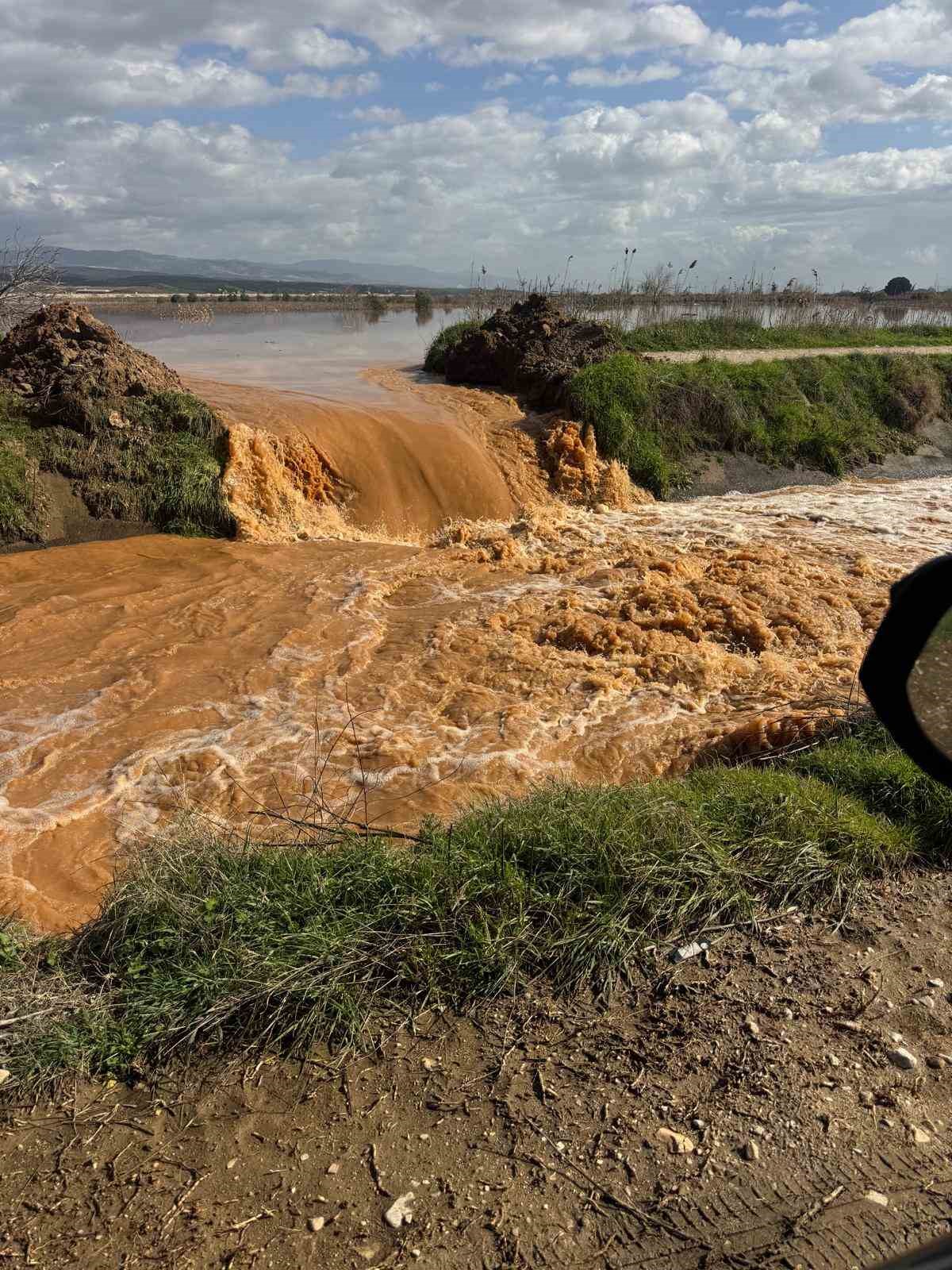 Manisa&rsquo;da nehir taştı, mahsur kalan vatandaşlar trakt&ouml;rlerle kurtarıldı
