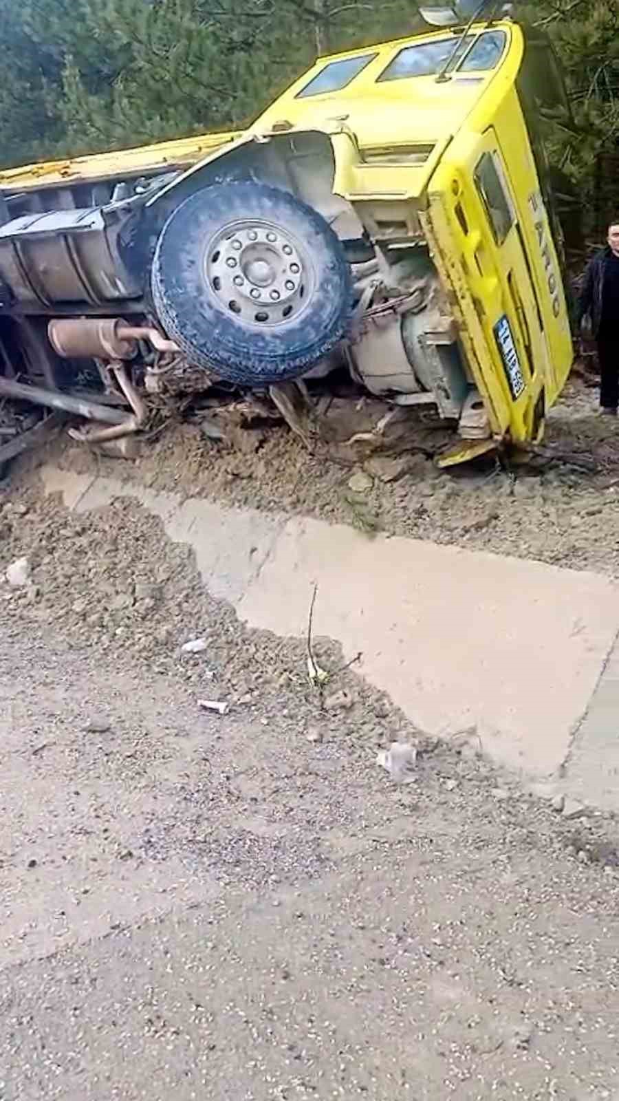 Bolu’da lastiği patlayan hafriyat kamyonu devrildi: 1 yaralı