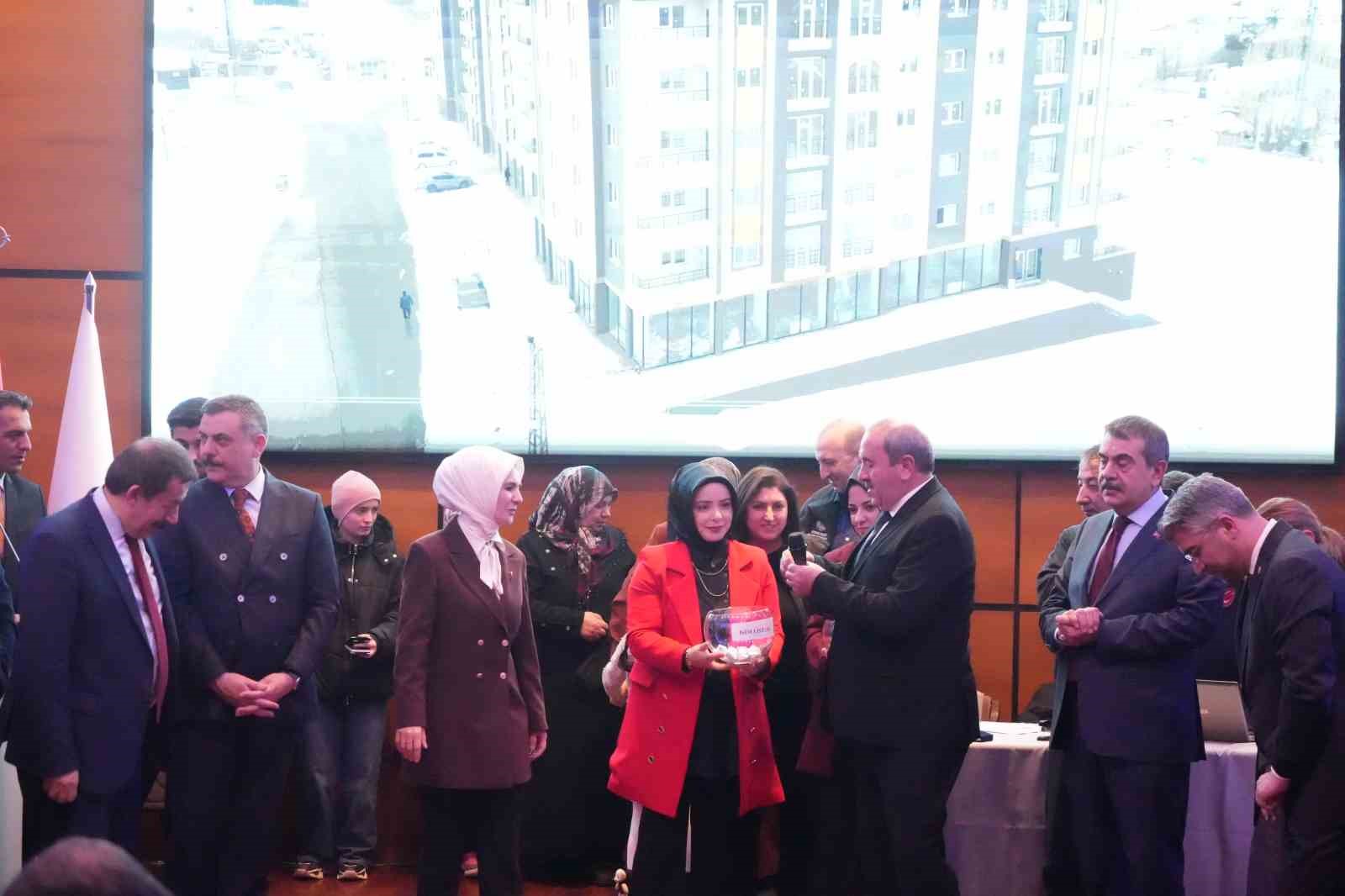 Bakan G&ouml;ktaş: "Hizmetlerimizi hanelere daha hızlı ve daha etkili ulaştırmak i&ccedil;in sahadaki g&uuml;c&uuml;m&uuml;z&uuml; her ge&ccedil;en g&uuml;n artırıyoruz"
