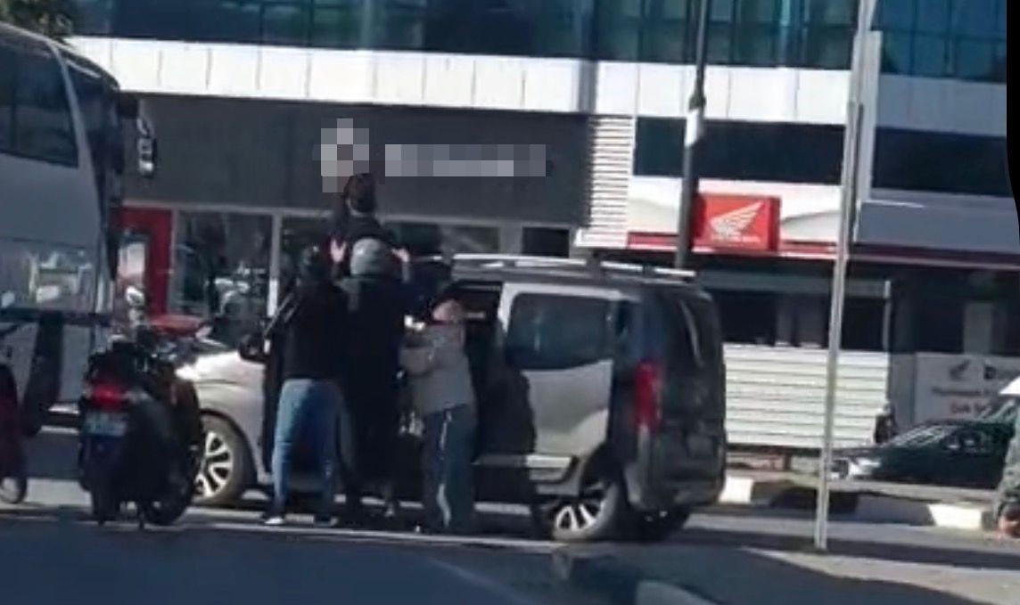 Kavşakta ge&ccedil;iş &ouml;nceliği tartışması kavgaya d&ouml;n&uuml;şt&uuml;: Taraflar birbirlerine girdi
