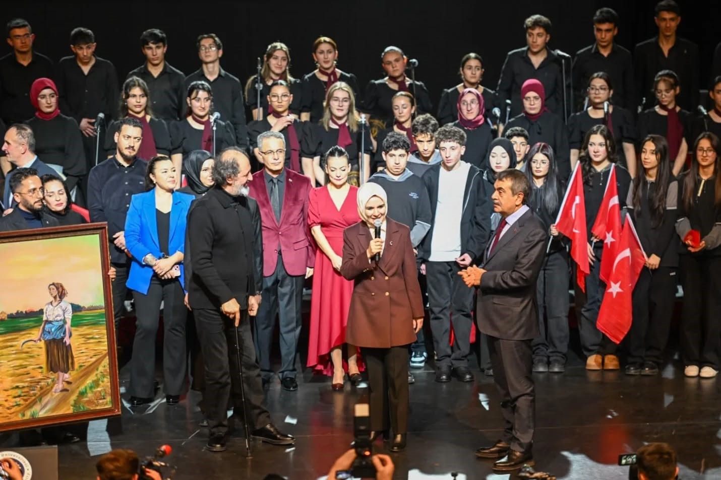 Bakan Tekin: "Ge&ccedil;mişine bağlı, gelecekten &uuml;mitli gen&ccedil;ler yetiştirmek istiyoruz"
