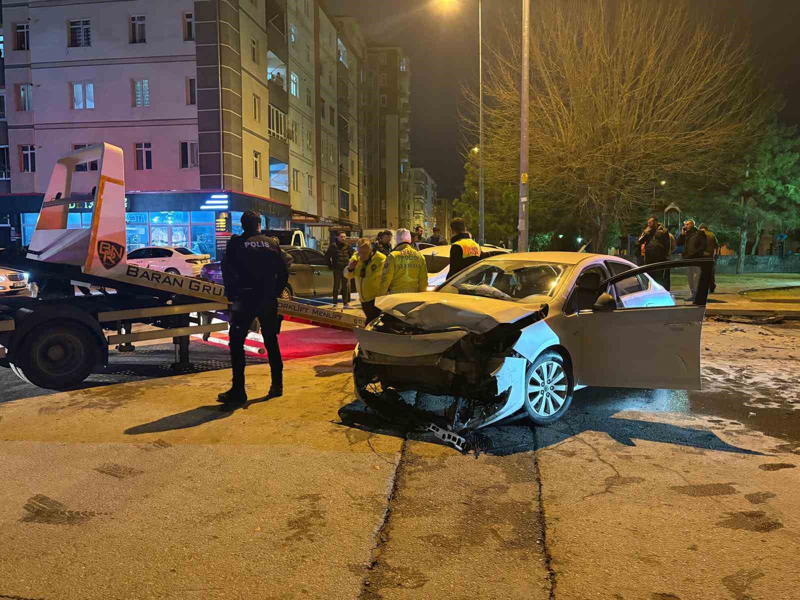 Kaza sonrası s&uuml;r&uuml;c&uuml; ka&ccedil;tı, yakını yerine ge&ccedil;meye &ccedil;alıştı
