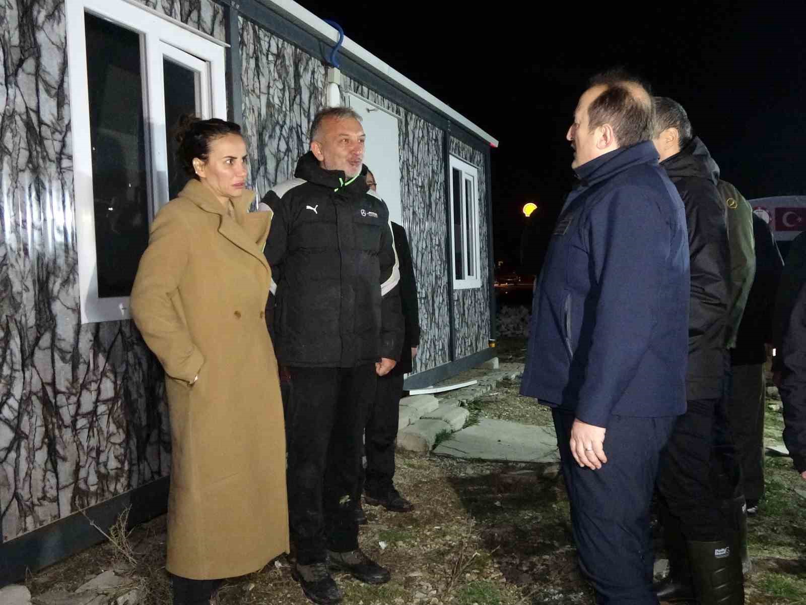 AFAD Başkanı Pehlivan: "(Uşak’taki taşkınlar) Şu an itibarıyla yaklaşık 100 araç, 150 personel görev yapıyor"