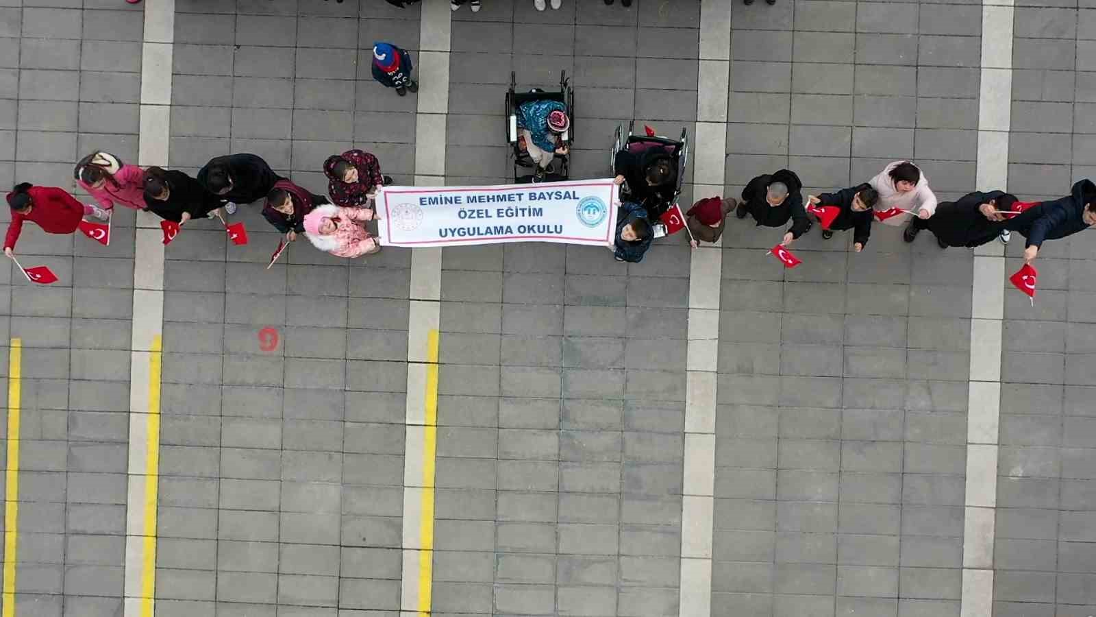 Bolu&rsquo;da &ouml;zel &ouml;ğrencilerden anlamlı bayrak koreografisi
