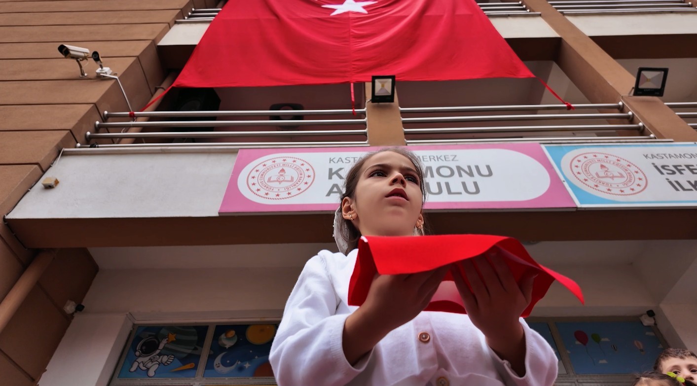 &Ouml;ğrencilerden &ccedil;arşı esnafına T&uuml;rk bayrağı hediyesi
