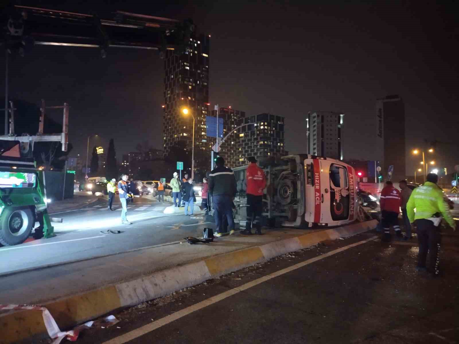 Kartal’da ambulans ile cip kafa kafaya çarpıştı: 3 yaralı
