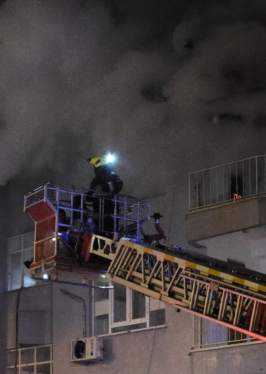 Mersin’de ev alev alev yandı
