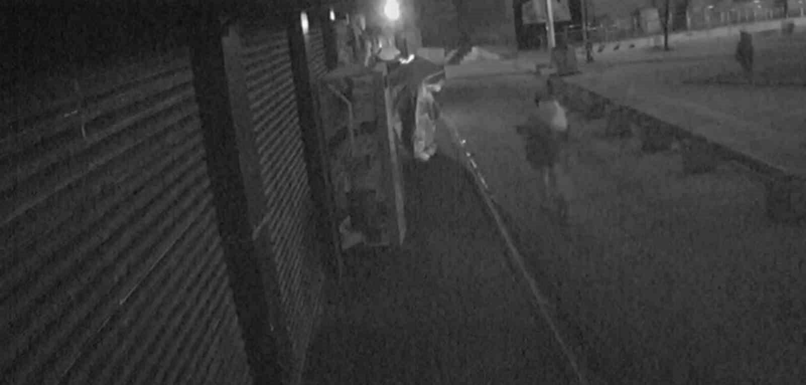 &Ccedil;aldığı brandayı &ccedil;&ouml;p poşetine sığdıramayınca eliyle taşıyarak g&ouml;t&uuml;rd&uuml;
