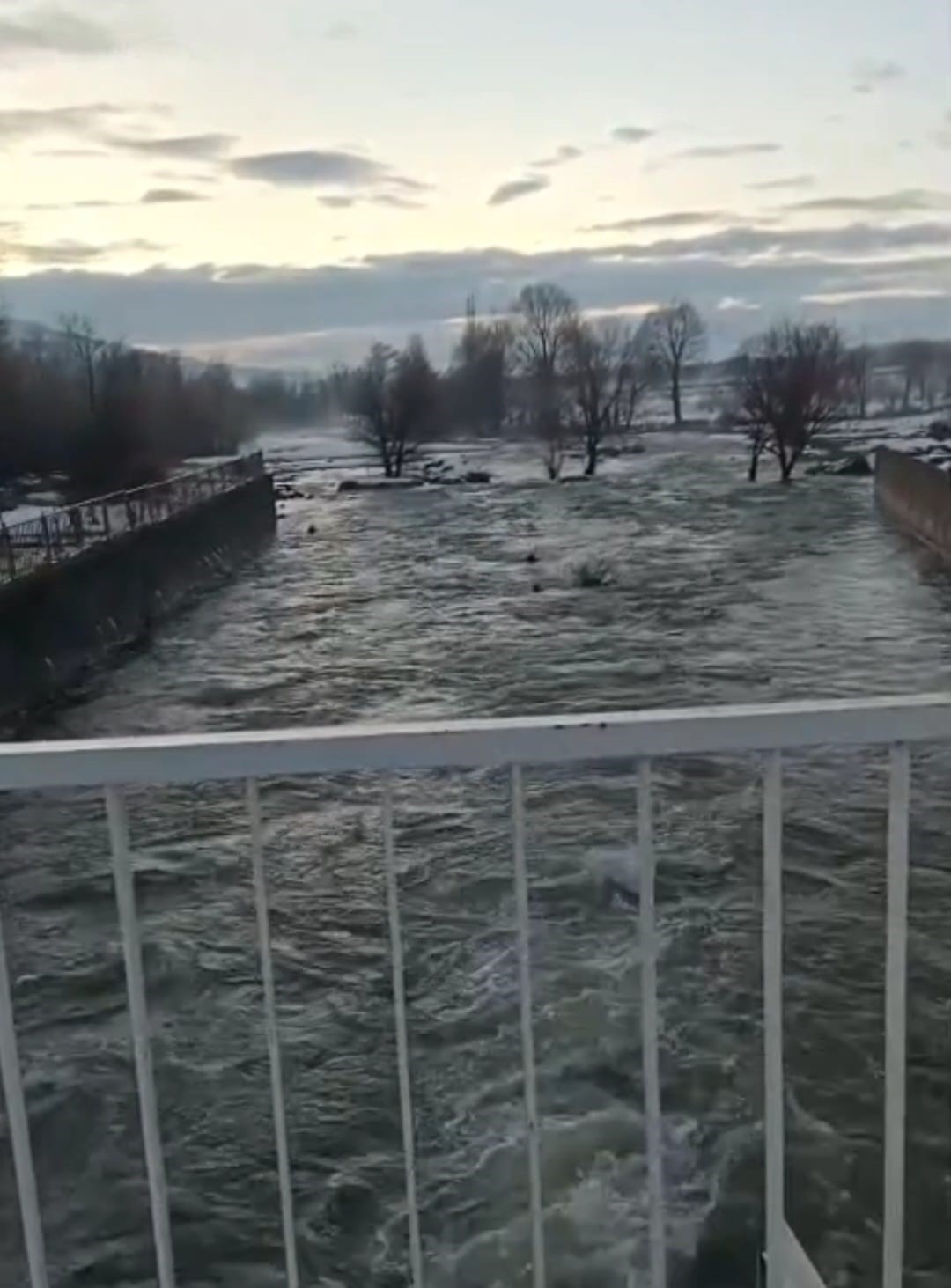 Elazığ’da kar suları eridi, dereler coştu