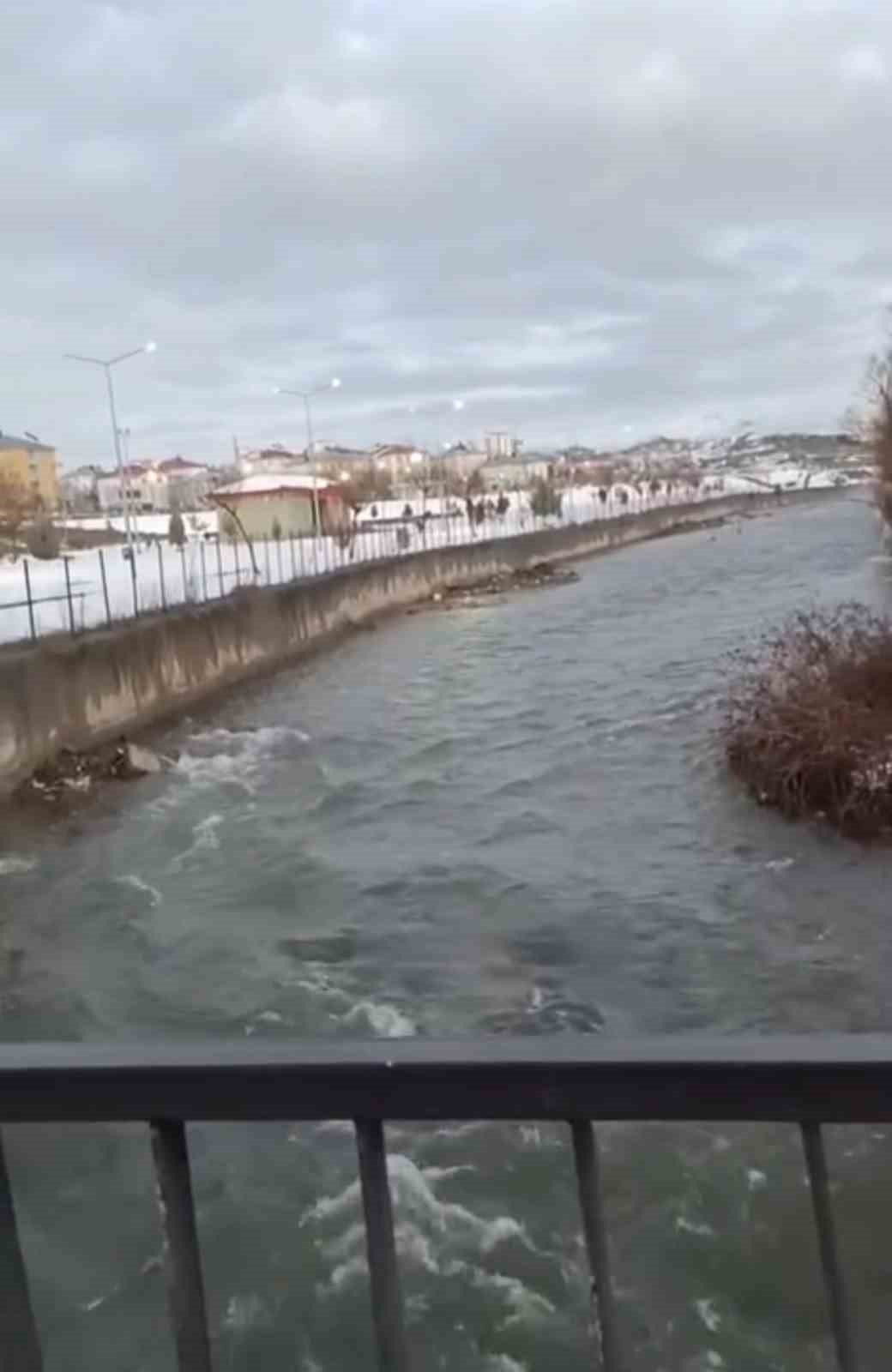 Elazığ&rsquo;da kar suları eridi, dereler coştu
