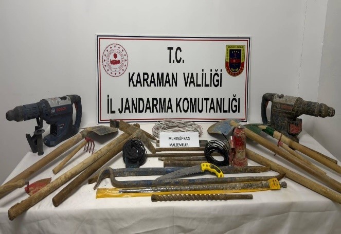 Karaman’da jandarma uyuşturucu ve kazı malzemeleri ele geçirdi