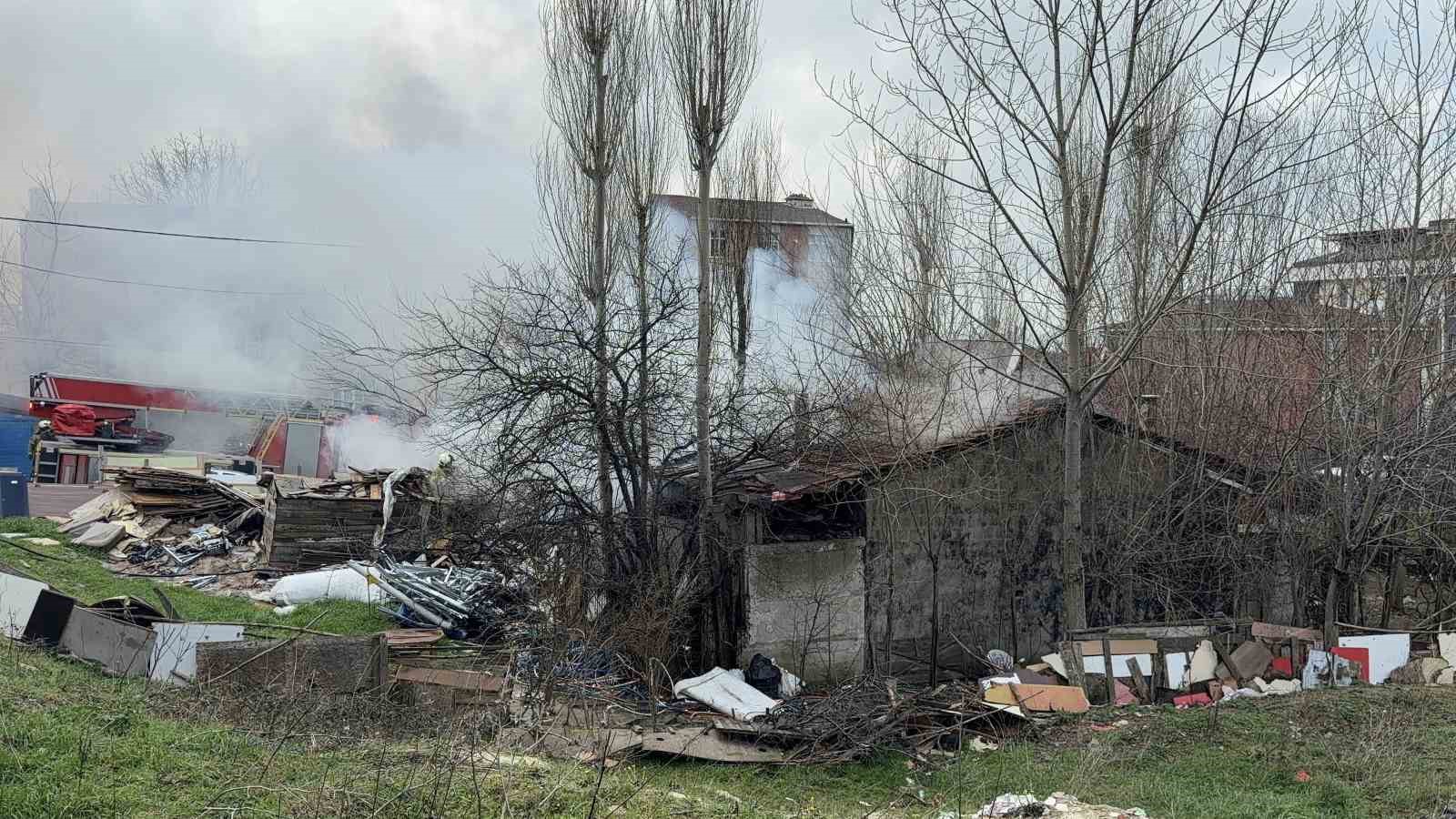 Arnavutk&ouml;y&rsquo;de tek yaşayan yaşlı adamın gecekondusunda yangın
