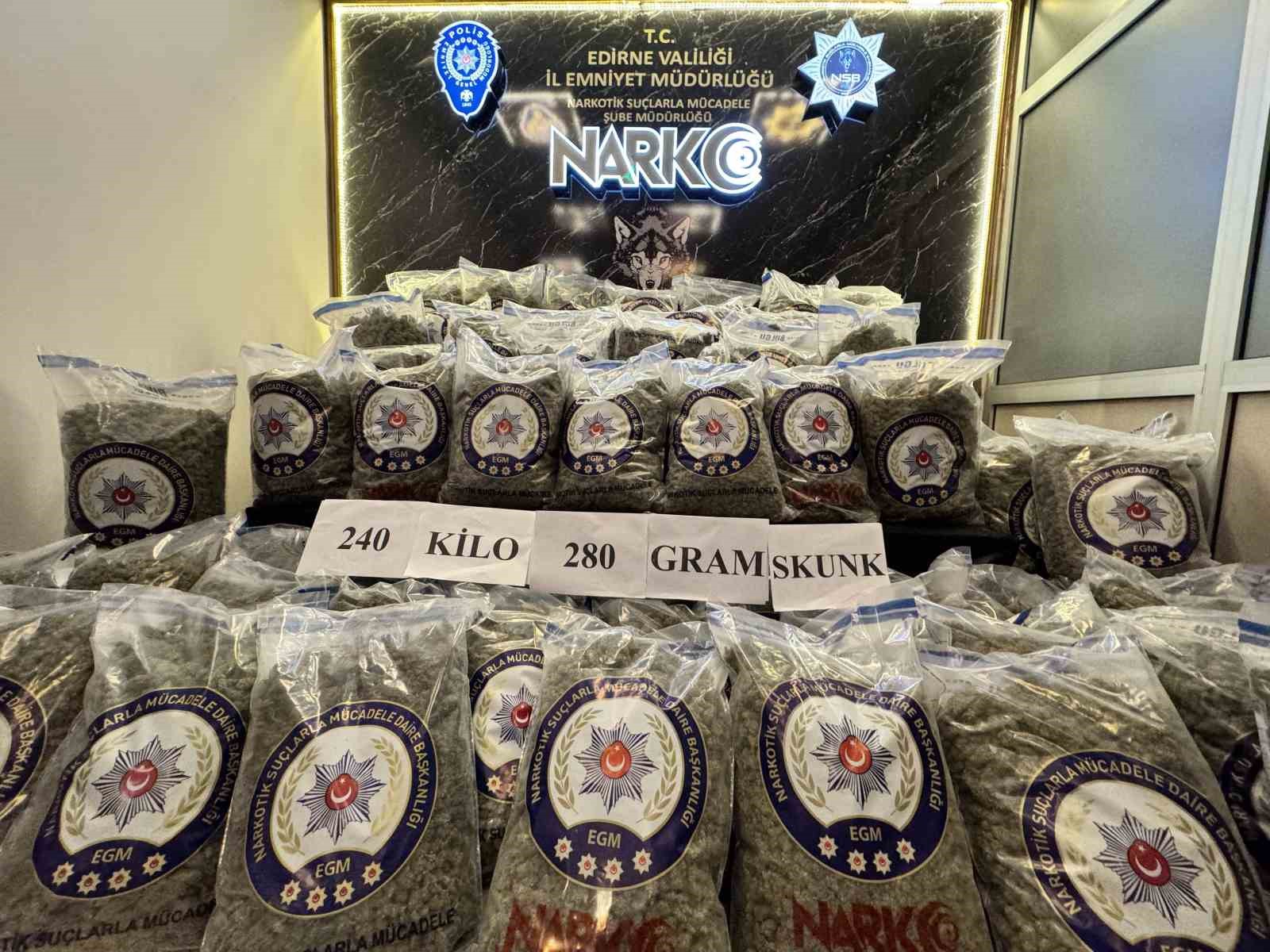 Edirne&rsquo;de ele ge&ccedil;irilen uyuşturucu maddeler sergilendi
