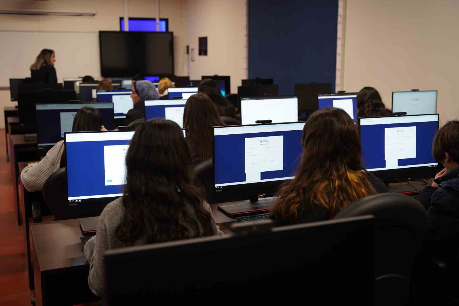 Lise Kış Akademisi&rsquo;nde 500&rsquo;&uuml;n &uuml;zerinde &ouml;ğrenci kamp&uuml;ste buluştu
