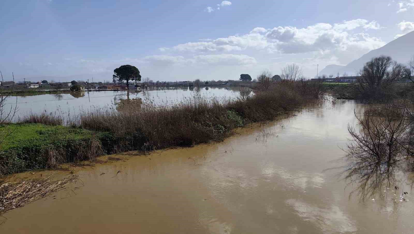 Adımla geçilen nehir taştı