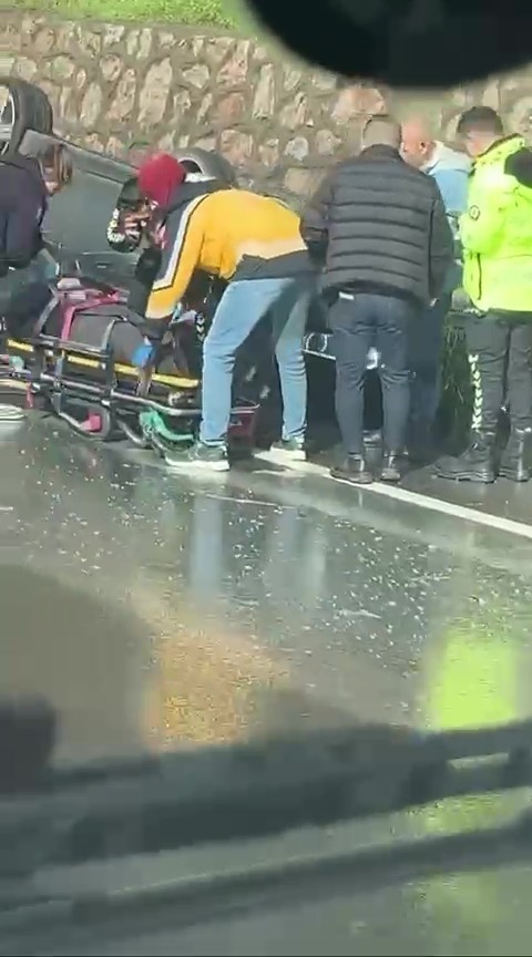 D100 kara yolunda kaza yapan araç ters döndü, sürücü yaralandı