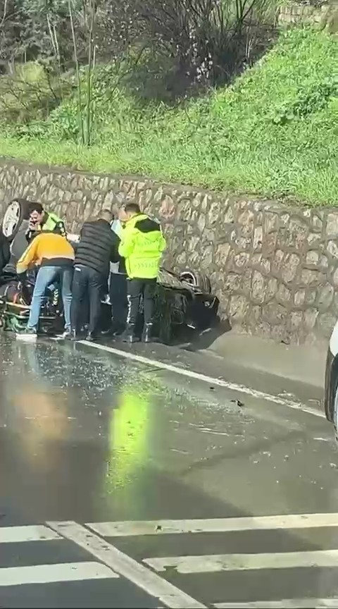 D100 kara yolunda kaza yapan ara&ccedil; ters d&ouml;nd&uuml;, s&uuml;r&uuml;c&uuml; yaralandı
