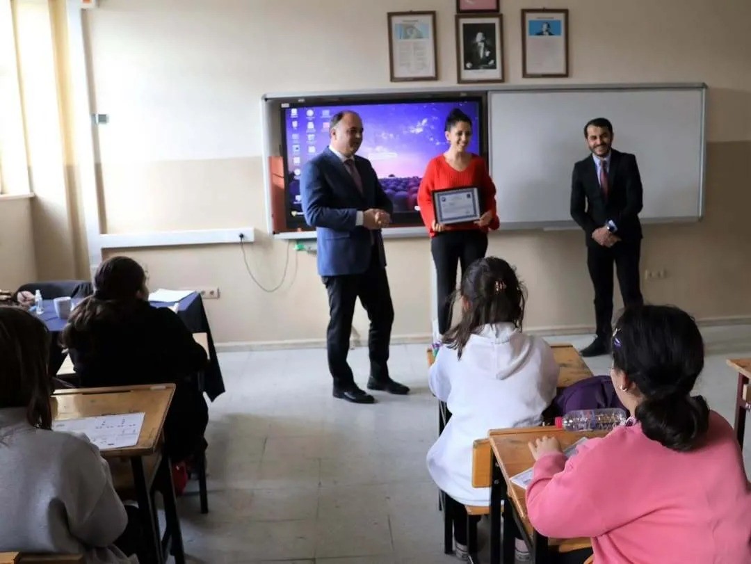 Sinop’ta öğrenciler için gönüllü çalışan öğretmen ödüllendirildi