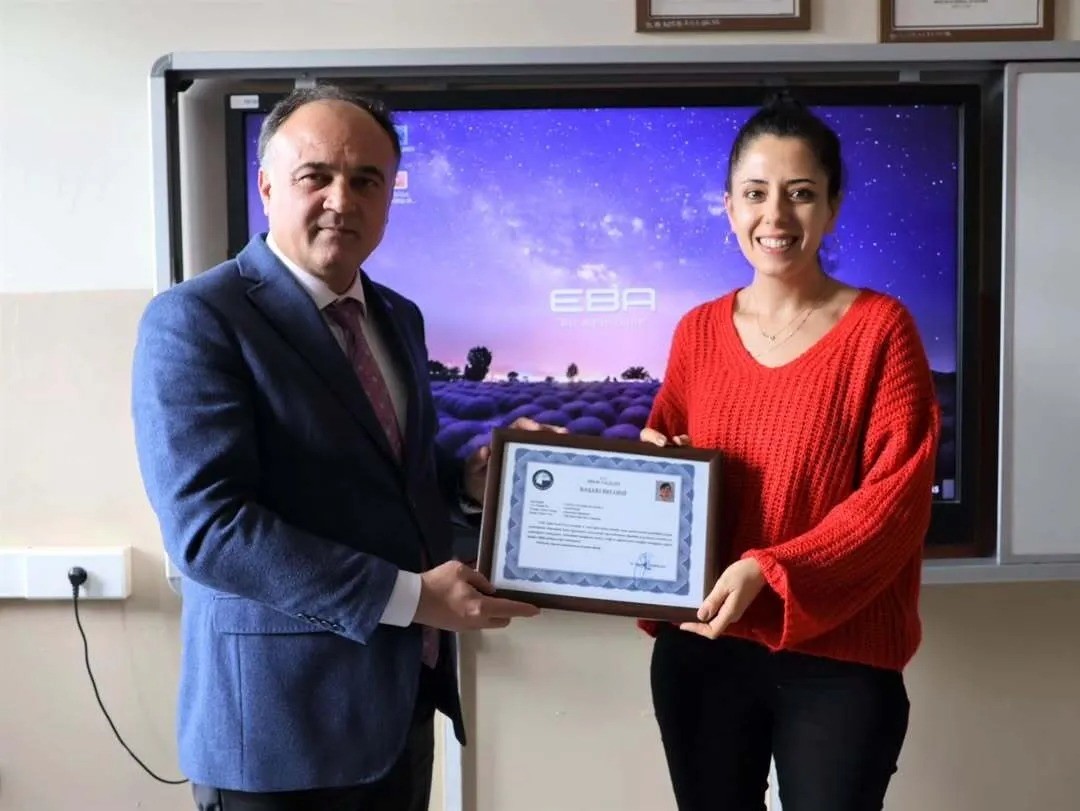 Sinop’ta öğrenciler için gönüllü çalışan öğretmen ödüllendirildi