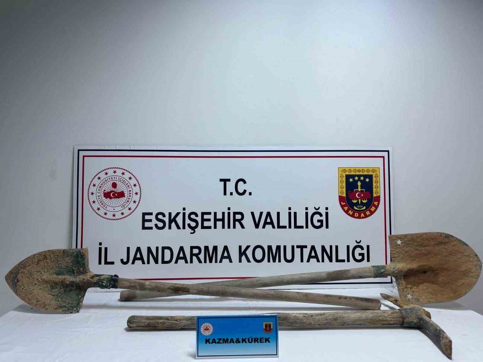 Kaçak kazı yapan 2 kişi suçüstü yakalandı