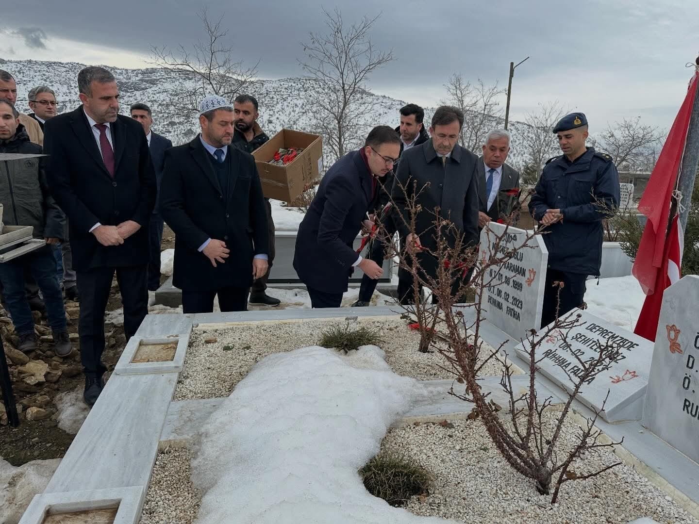 Deprem şehitleri kabirleri başında dualarla anıldı