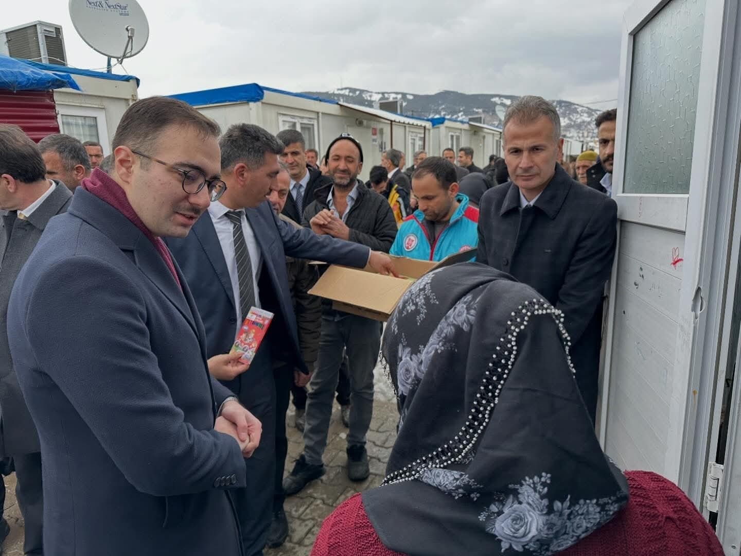 Deprem şehitleri kabirleri başında dualarla anıldı