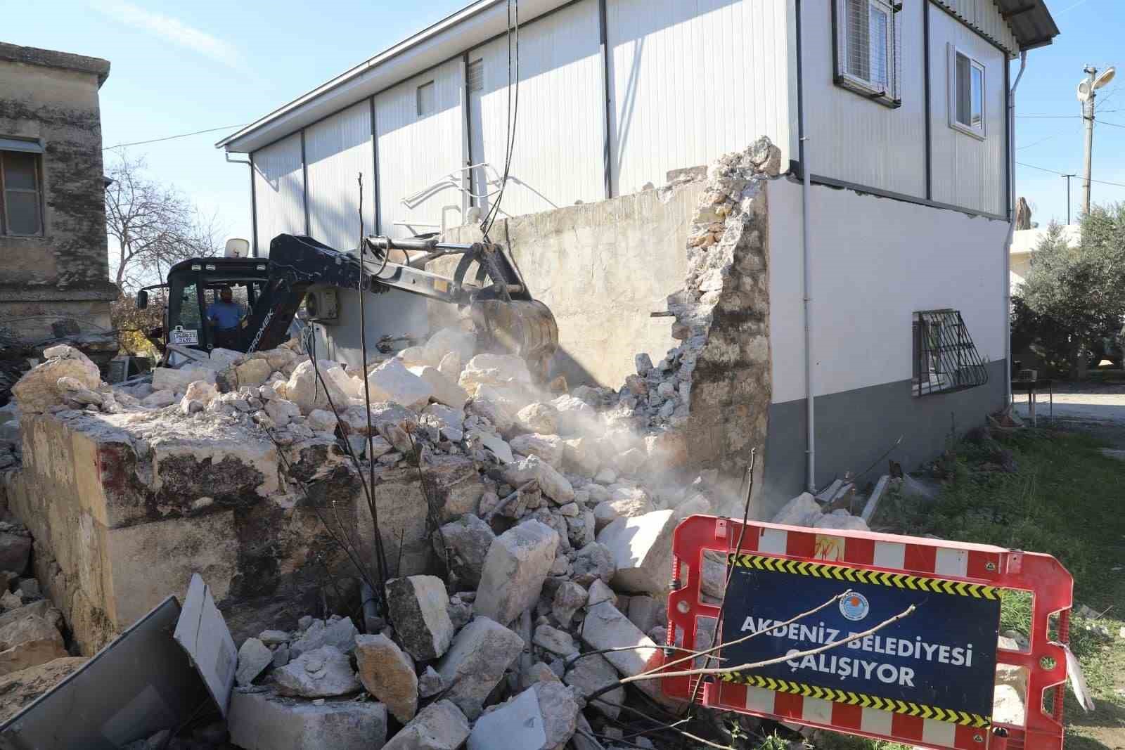 Metruk yapı kontroll&uuml; şekilde yıkıldı
