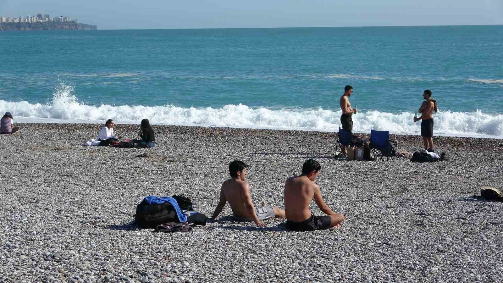 Antalya&rsquo;da bir g&uuml;n arayla iki mevsim: D&uuml;n sağanak ve fırtına, bug&uuml;n deniz keyfi 