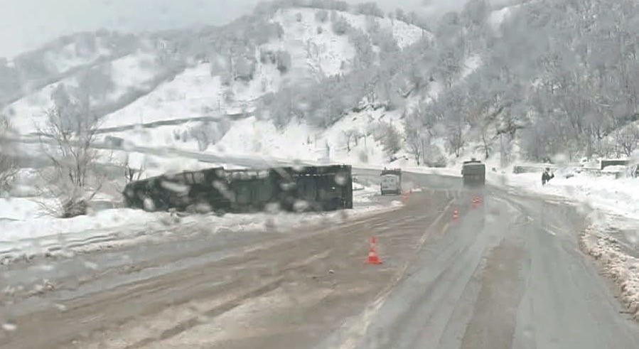 Bing&ouml;l&rsquo;de tır devrildi: 1 yaralı
