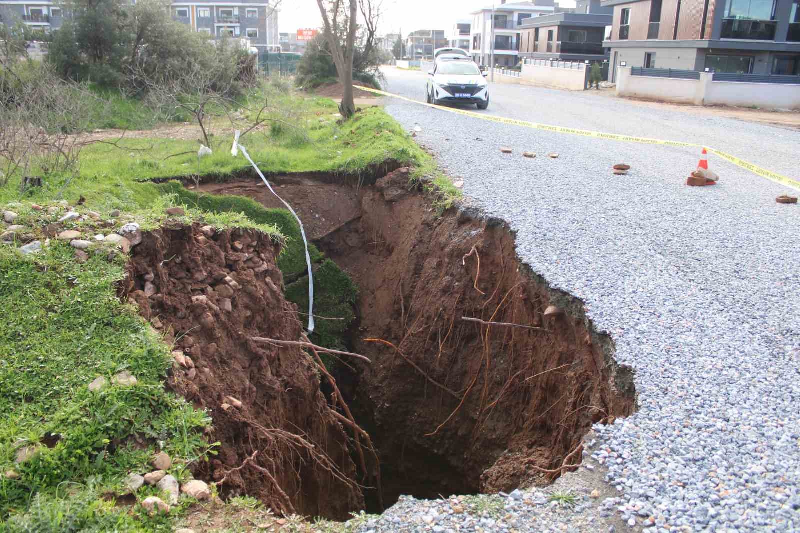 Eski su kuyusunun olduğu yol &ccedil;&ouml;kt&uuml; obruk oluştu
