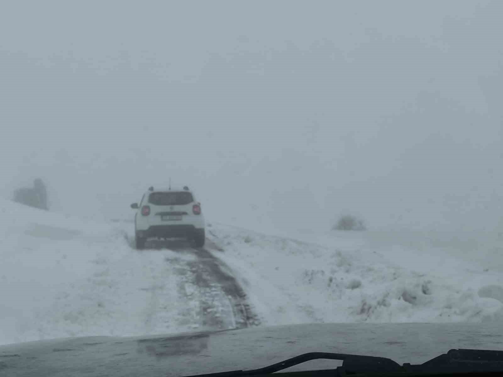 Elazığ’da kar yağışında mahsur kalan araç kurtarıldı