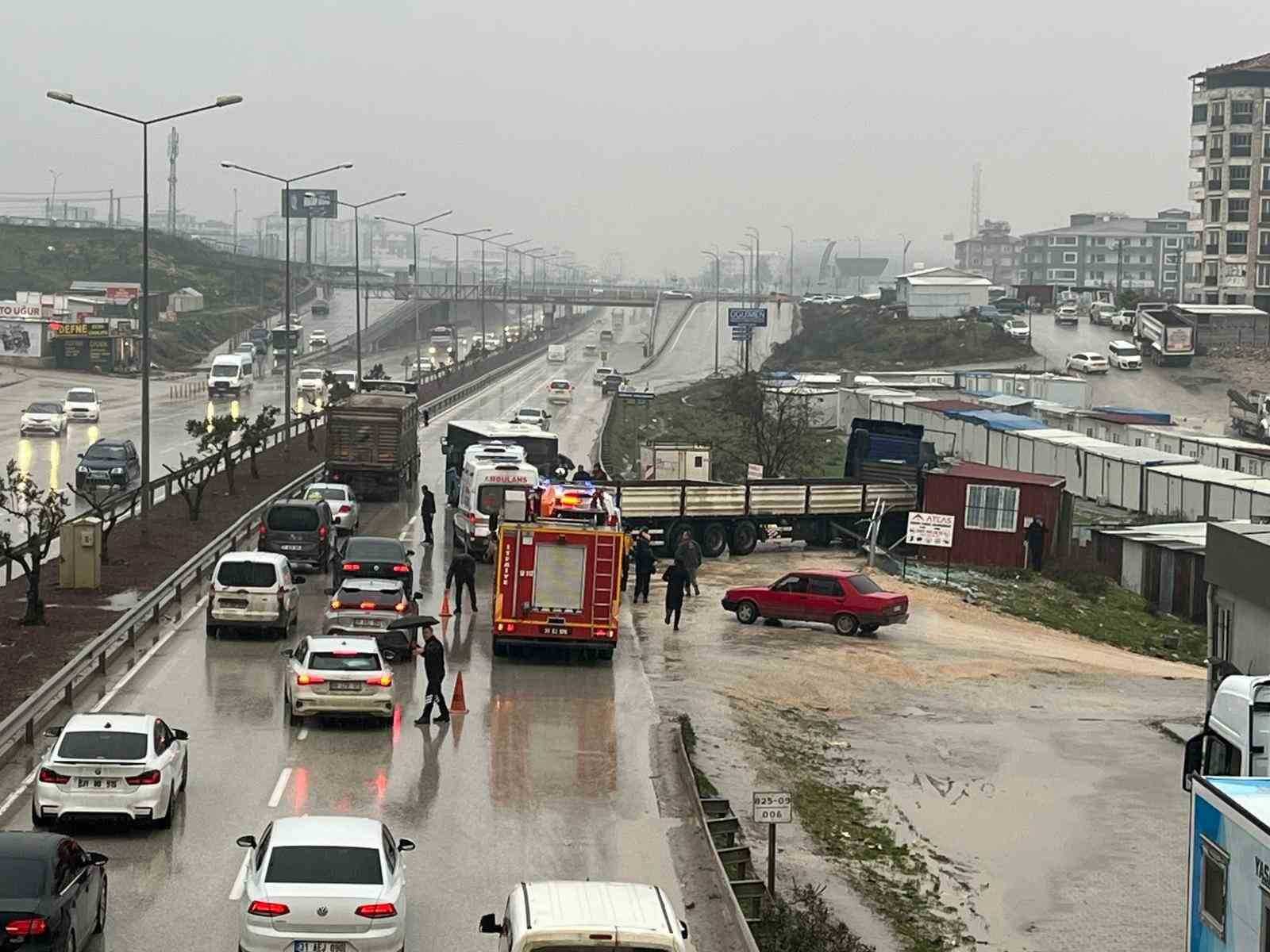 Otob&uuml;sle &ccedil;arpışan tır, barakaya daldı: Ekipler ve vatandaşlar dakikalarca olay yerinde yaralı aradı
