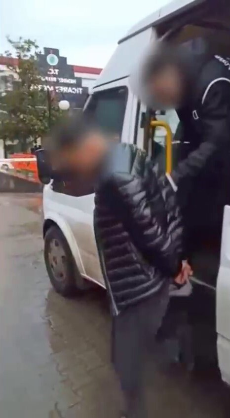 Durdurulan minib&uuml;ste 20 d&uuml;zensiz g&ouml;&ccedil;men yakalandı: 2 tutuklama
