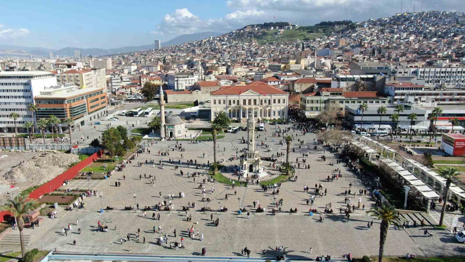 İzmir’de güneşli havayı gören vatandaşlar sahile akın etti