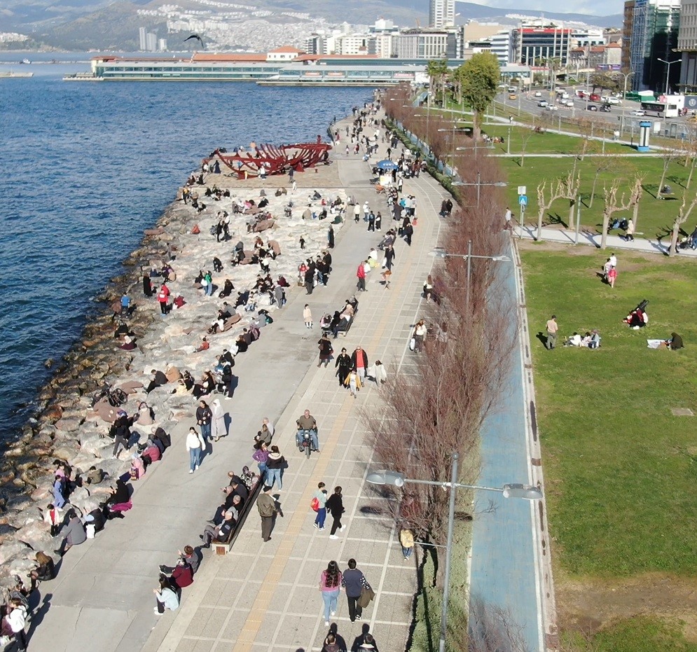 İzmir&rsquo;de g&uuml;neşli havayı g&ouml;ren vatandaşlar sahile akın etti
