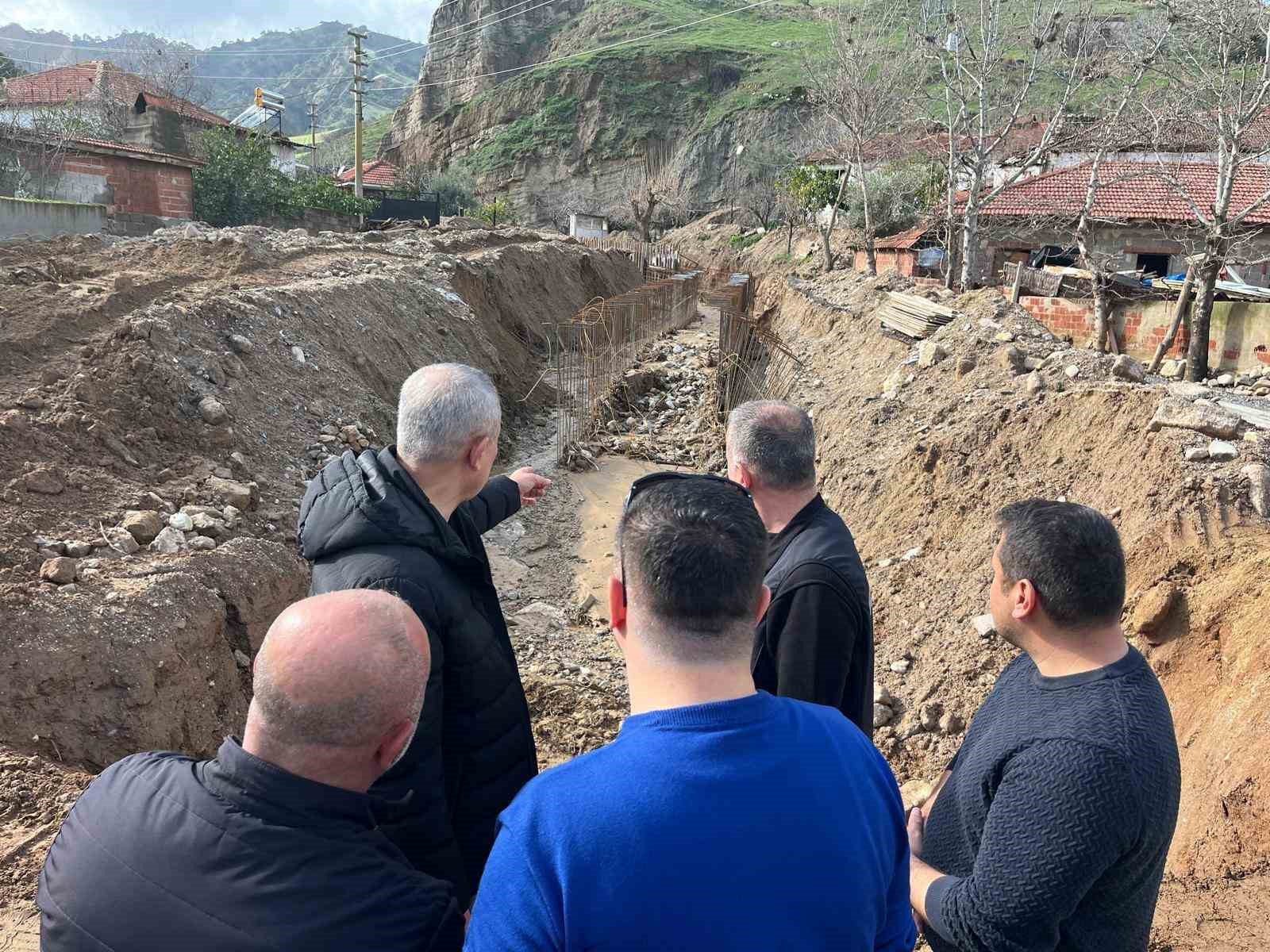 Alaşehir’de selin vurduğu yollar onarılıyor