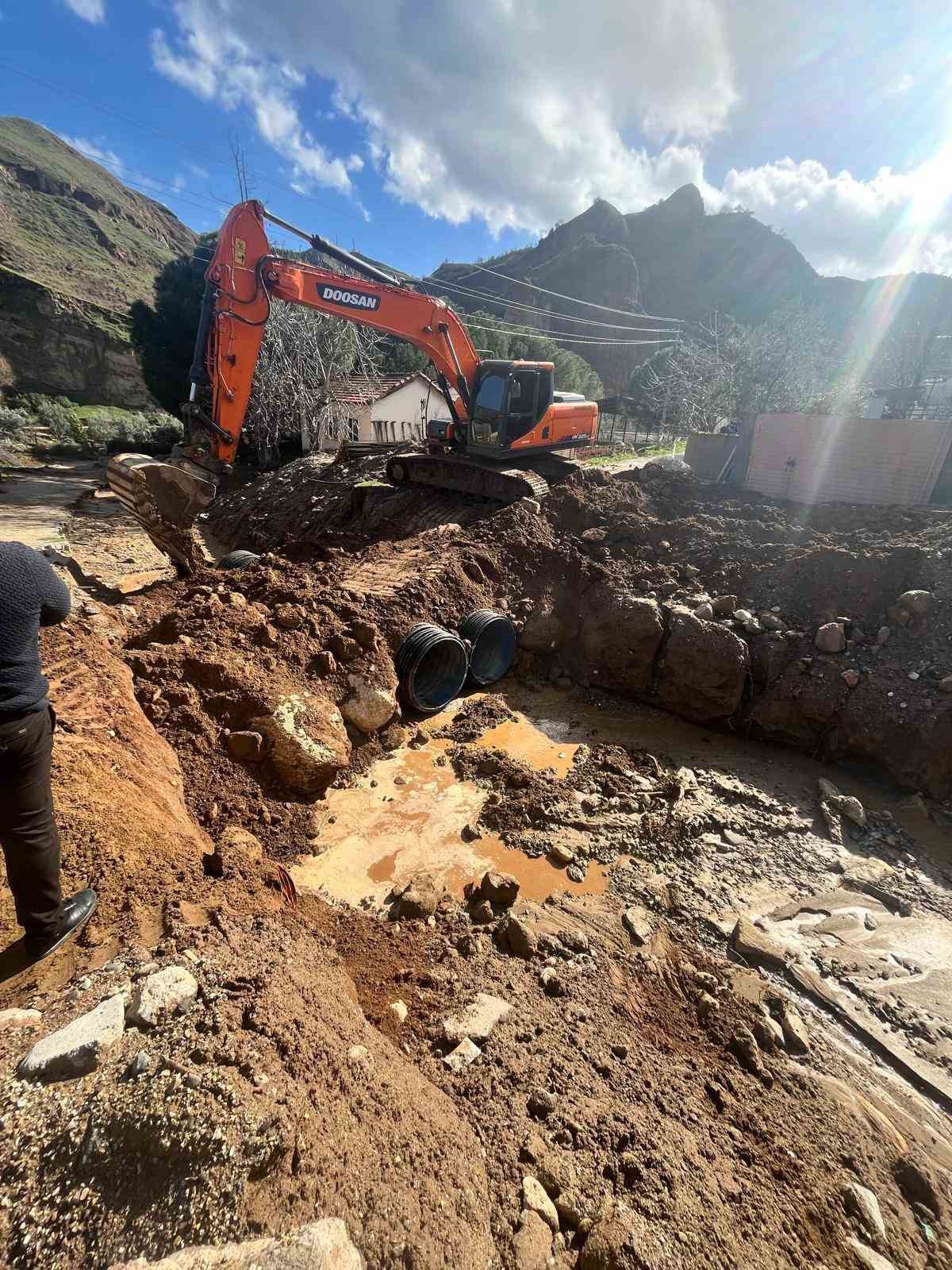 Alaşehir’de selin vurduğu yollar onarılıyor