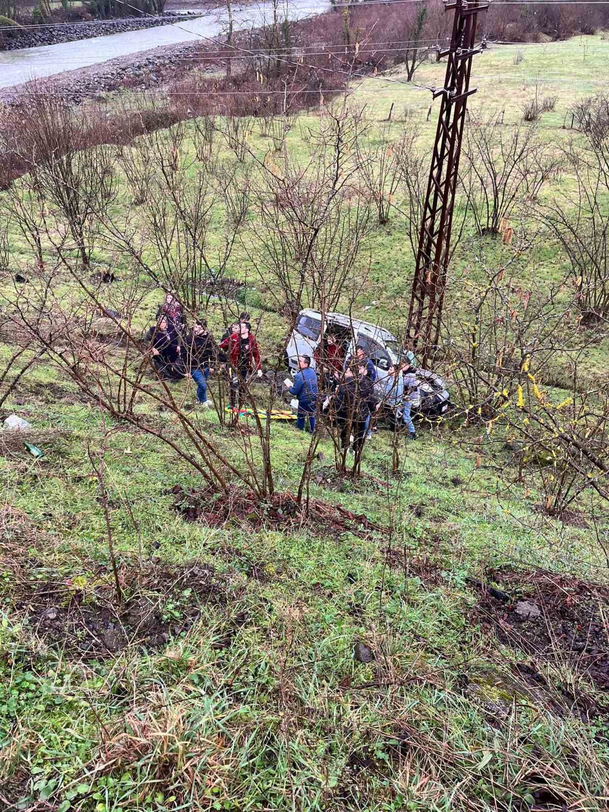 Üç araç birbirine girdi; 1’i şarampole yuvarlandı