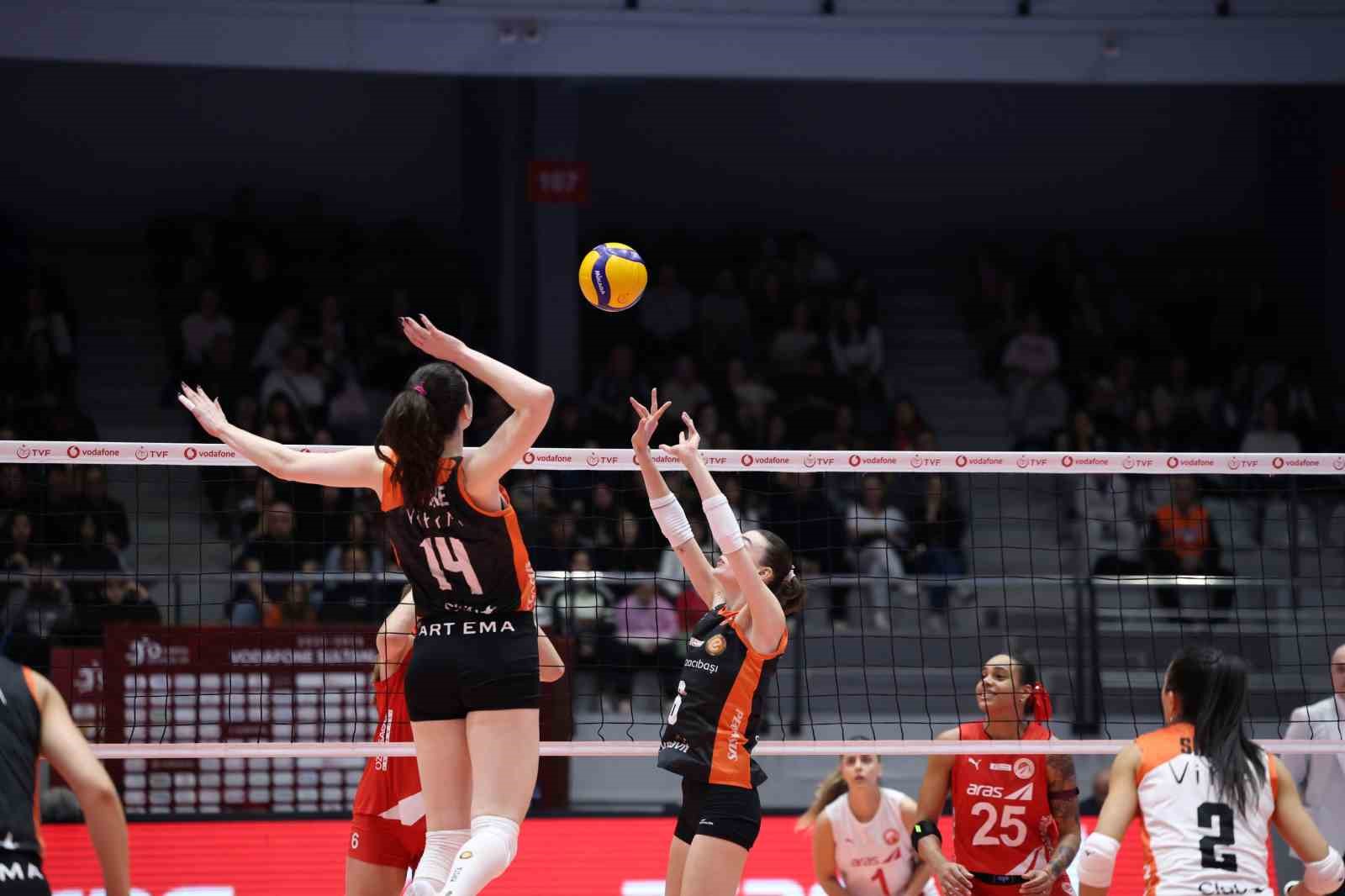 Vodafone Sultanlar Ligi: Aras Kargo: 3 - Eczacıbaşı Dynavit: 2