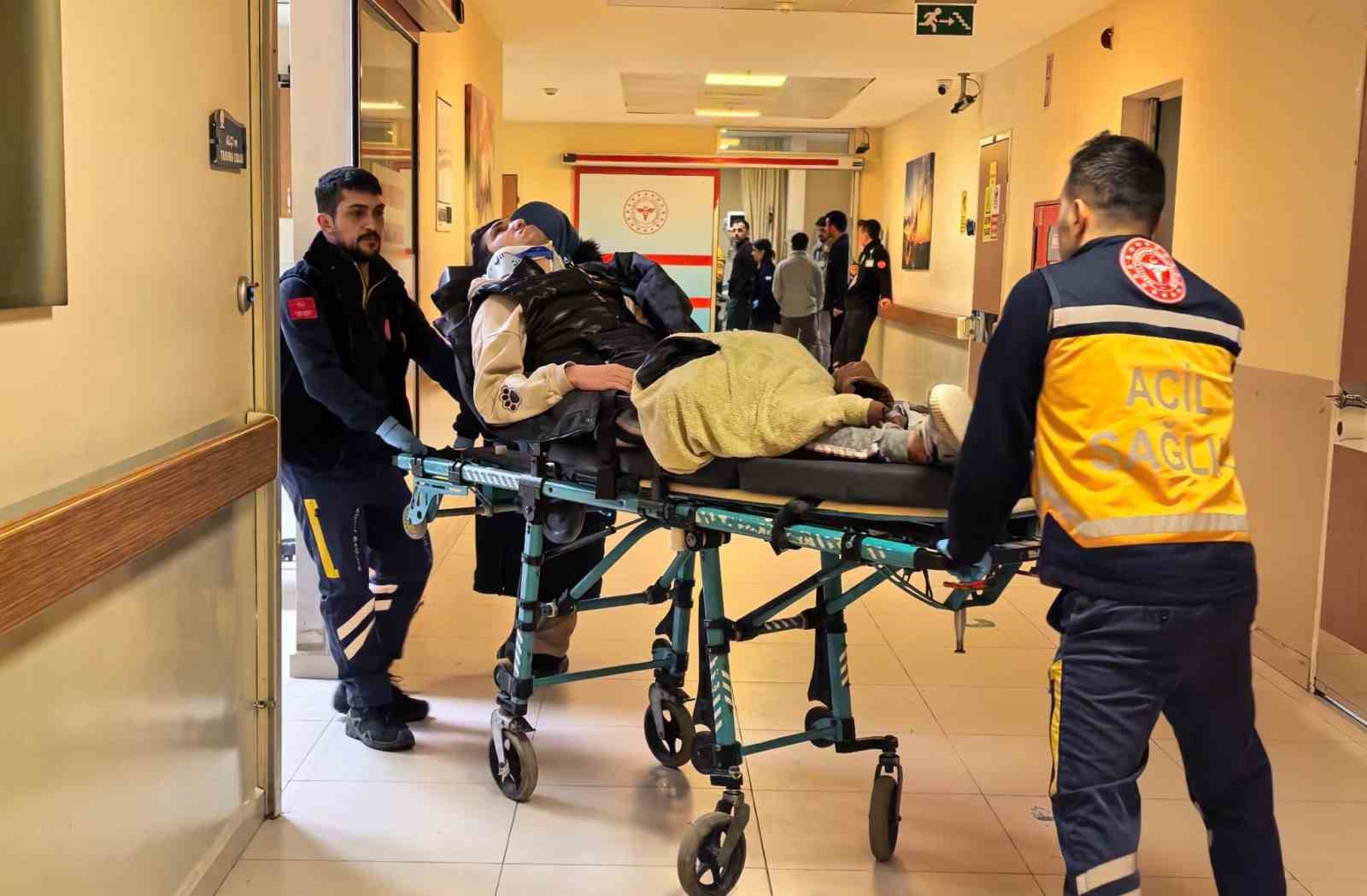 Bursa’da motosiklet çukura düşerek devrildi: 1’i ağır 2 yaralı