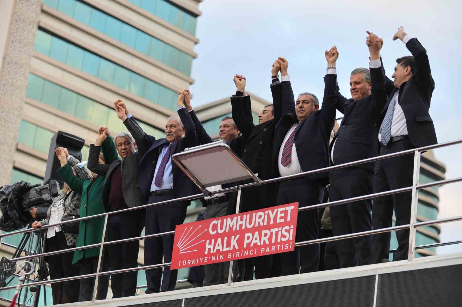 CHP Genel Başkanı Özel: "Tutuksuz ve adil bir yargılama sürecinin yaşanmasını bekliyoruz" 